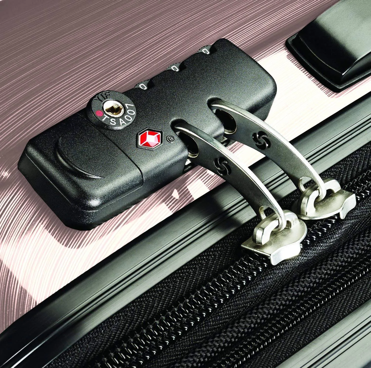 Samsonite Winfield 2 24" 4-Wheel Medium Luggage