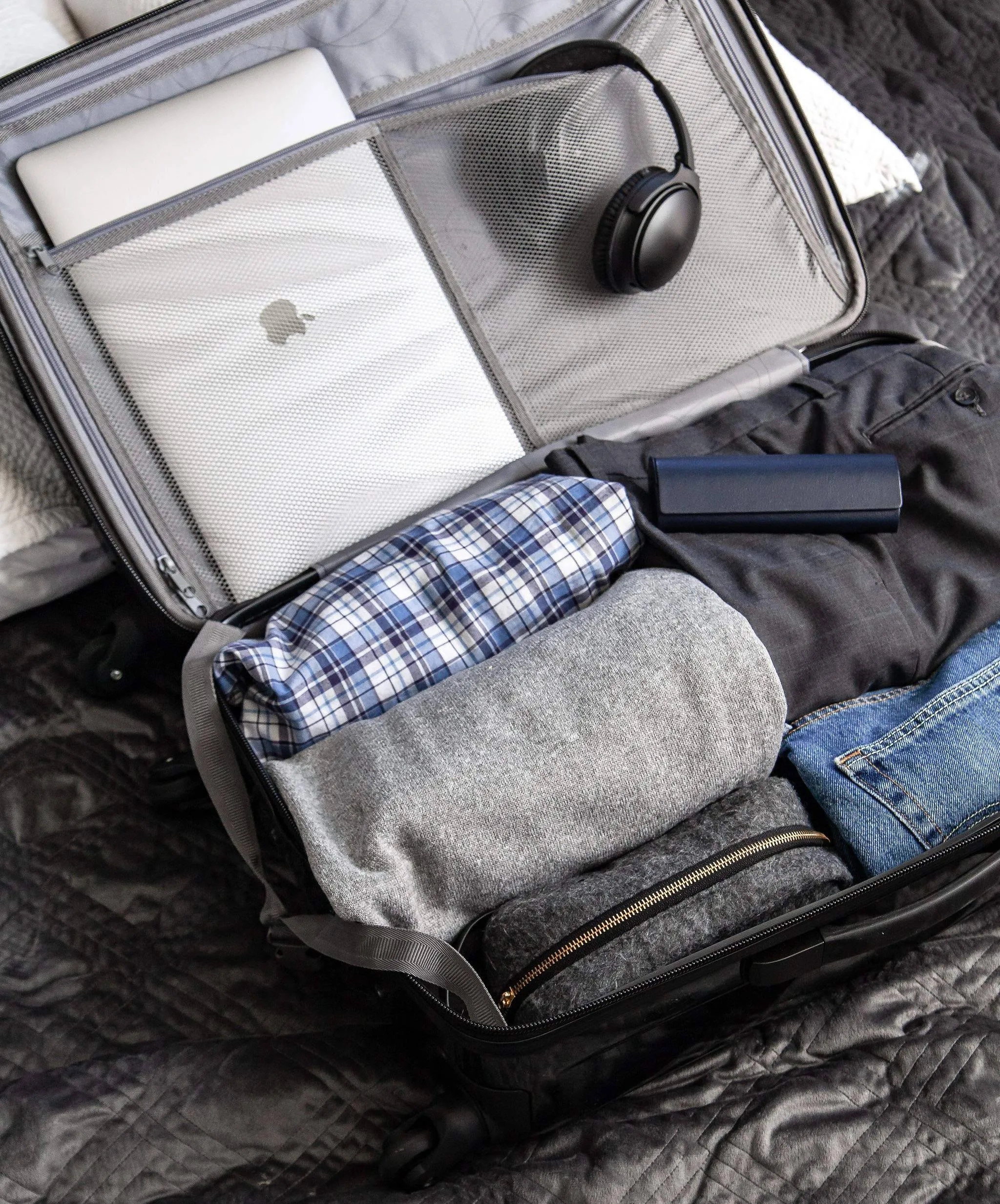 Samsonite Winfield 2 24" 4-Wheel Medium Luggage