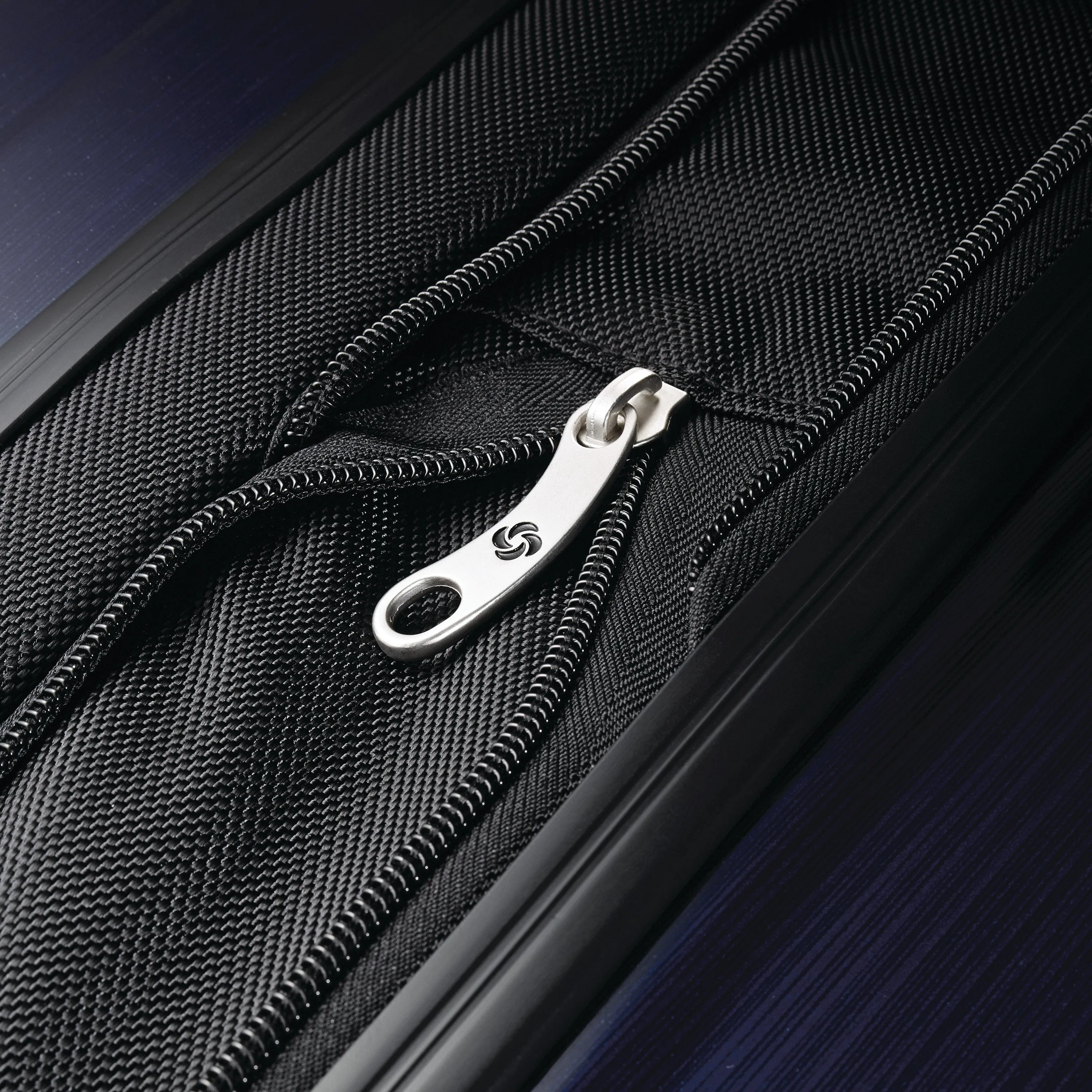 Samsonite Winfield 2 28" 4-Wheel Large Luggage