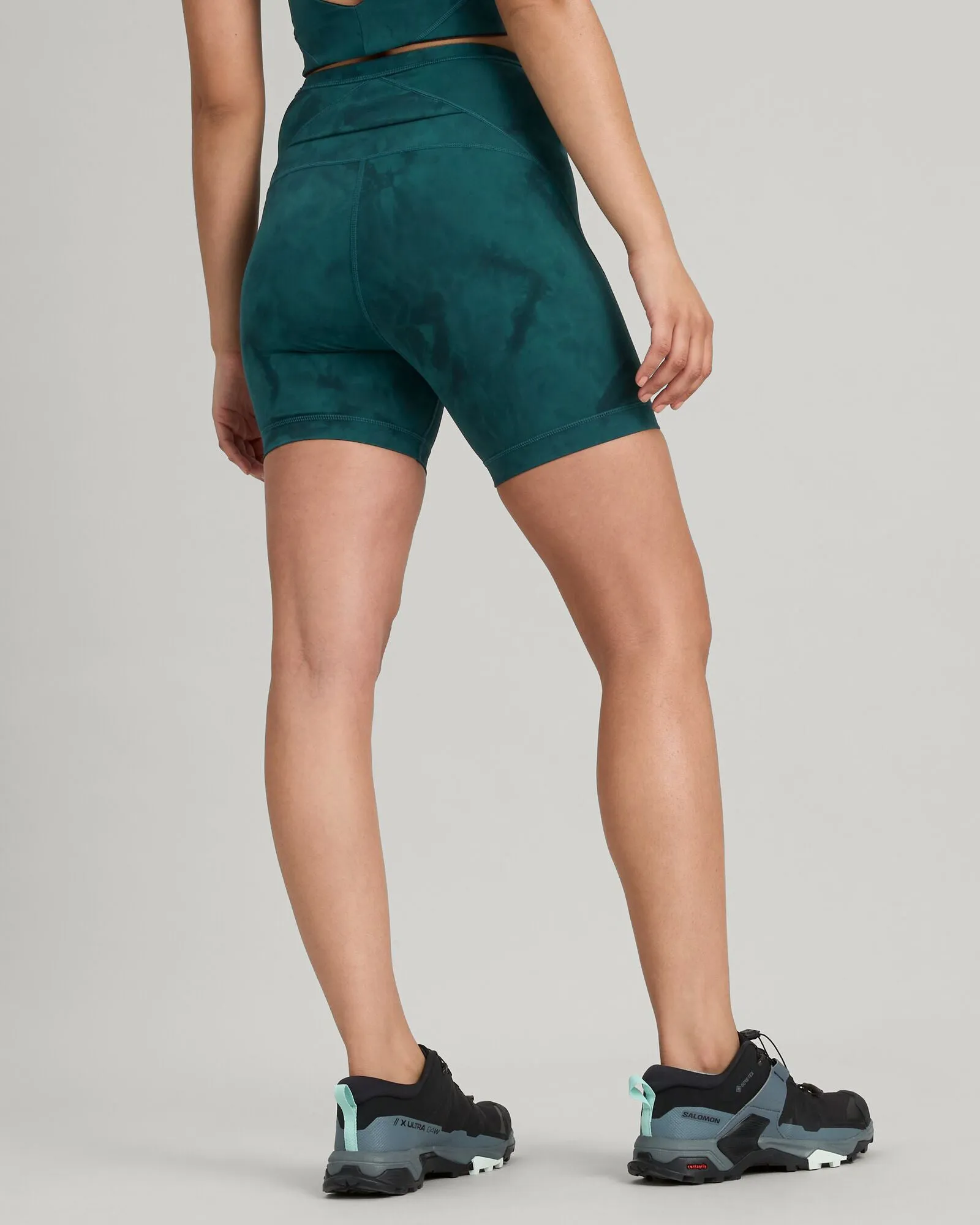 WELL.DER.NESS Move Women's Tight 6" Shorts - Deep Lagoon Sunburst Print